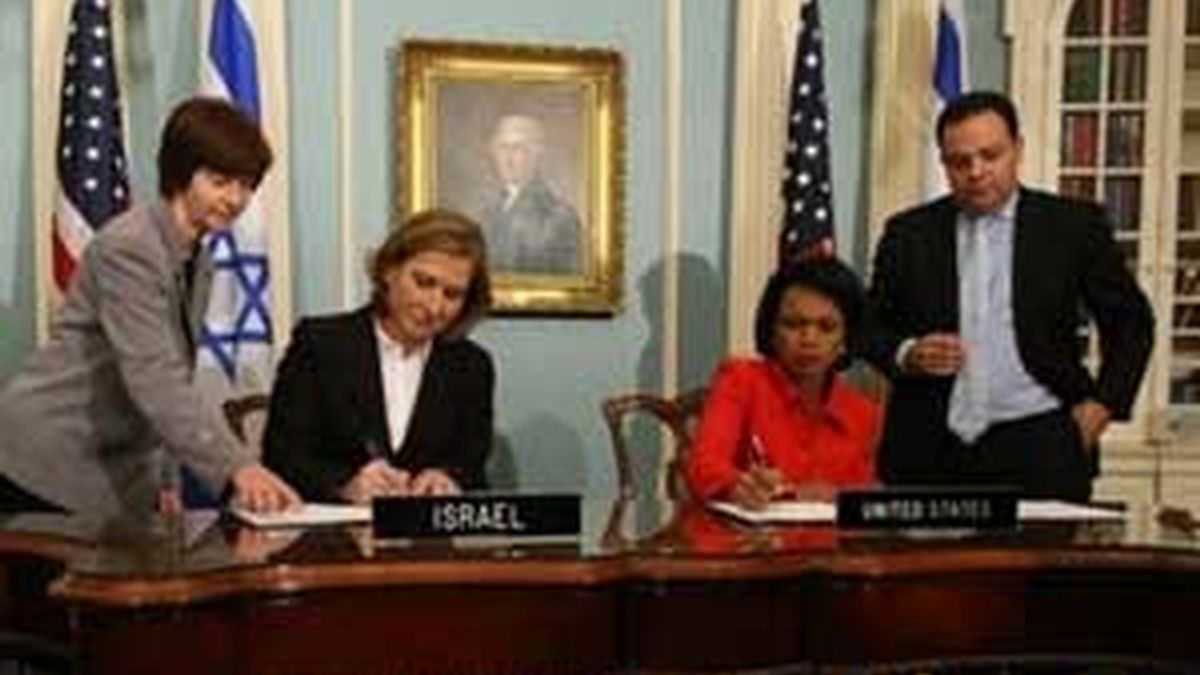 Condolezza Rice y Tipi Livni firman el acuerdo tras su reunión. Foto: AP