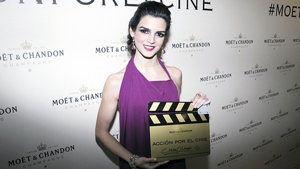 Clara Lago, con joyas de Rabat, no dudó en dejar su autógrafo en la claqueta de Möet & Chandon para la Casa del Actor