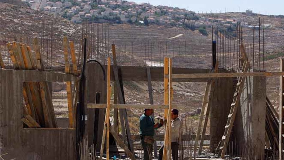 Israelíes construyen en asentamientos judíos de Cisjordania