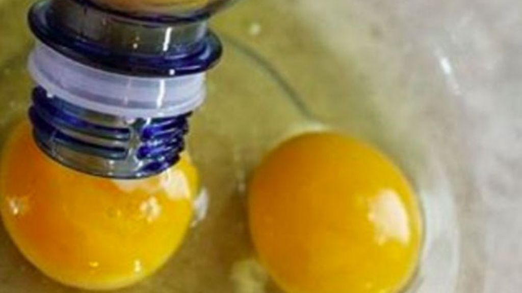 Separa la yema de la clara con un envase de plástico