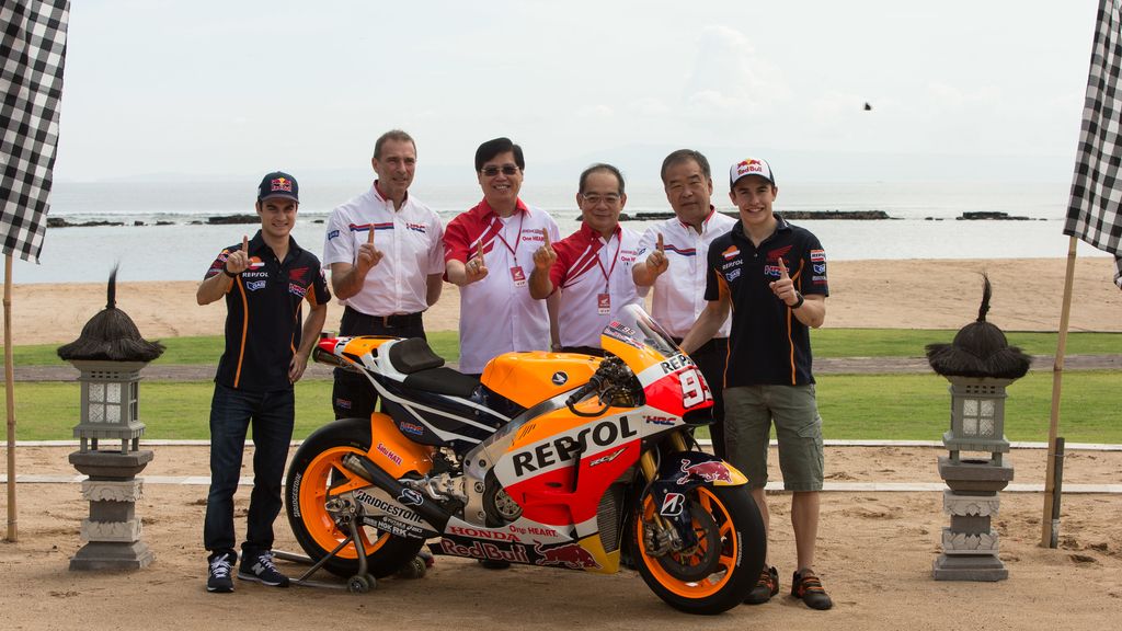 Márquez y Pedrosa presentan su nueva moto para 2015
