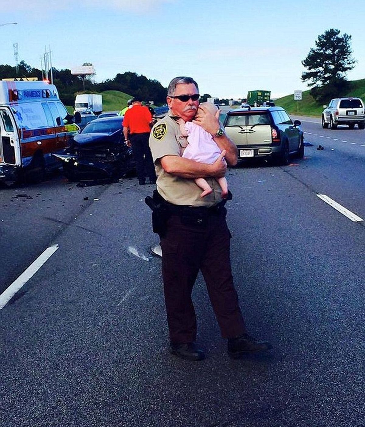 El policía que consuela a un bebé tras un accidente de tráfico, se vuelve viral