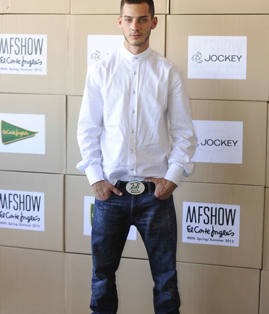 El actor Joel Bosqued con camisa blanca