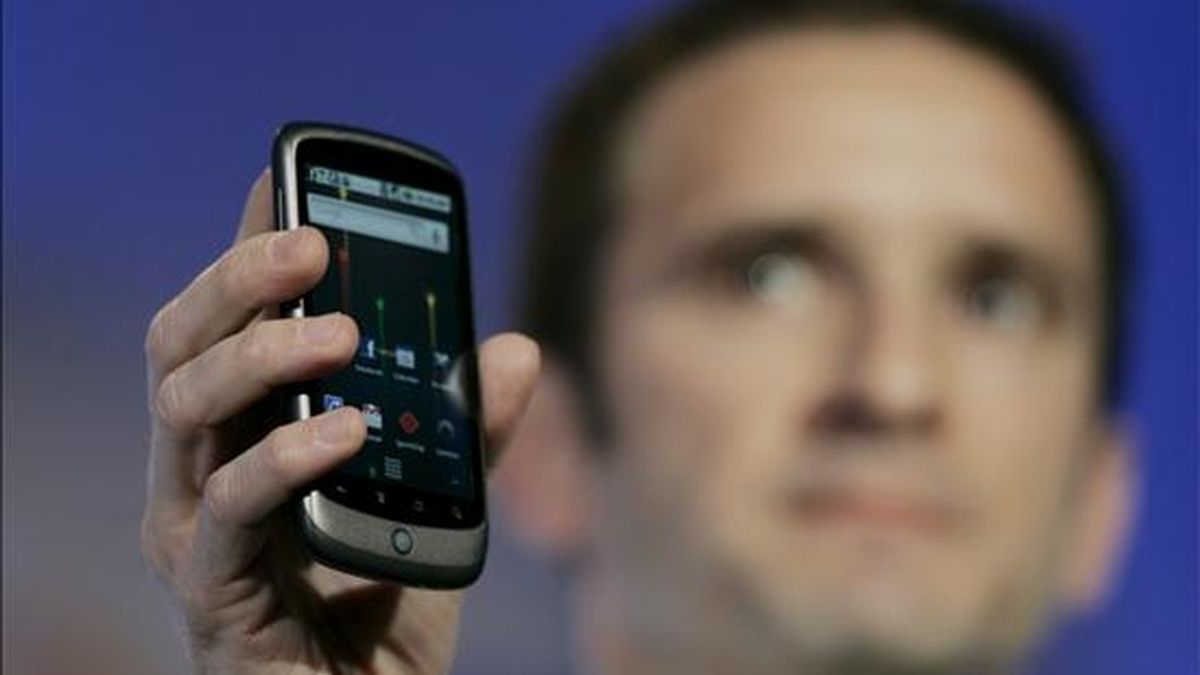 Mario Queiroz, uno de los vicepresidentes de Google, muestra el Nexus One, el primer teléfono móvil que Google venderá directamente a los consumidores. EFE