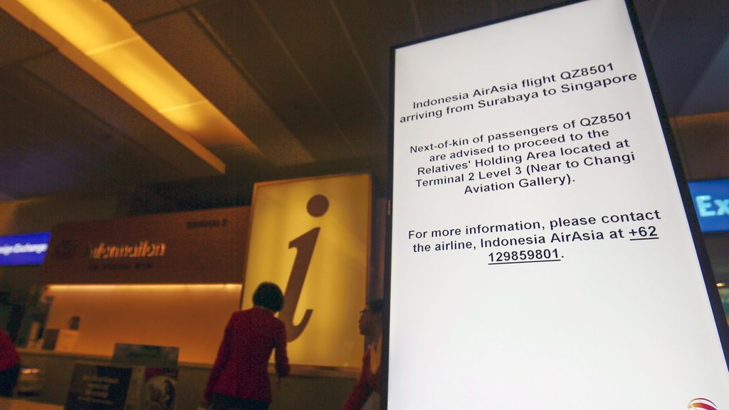 Desaparece un avión de AirAsia con 162 personas a bordo