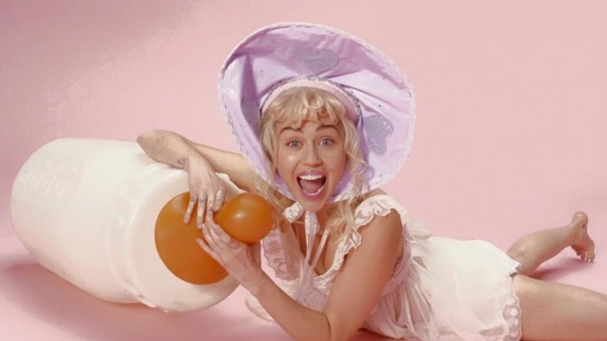 Miley se disfraza de bebé