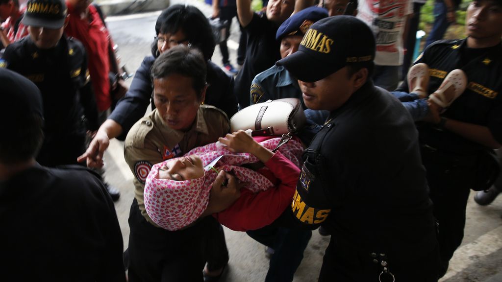 Una de las familiares se desmaya tras recibir la trágica noticia