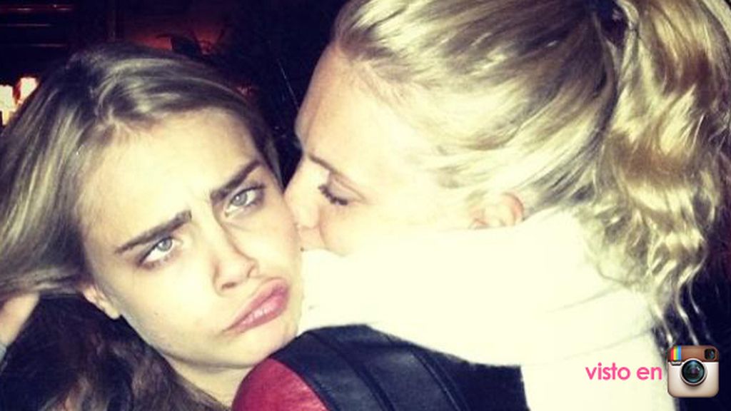 Las Delevingne se comen a besos a Sienna Miller y a sus otras amigas