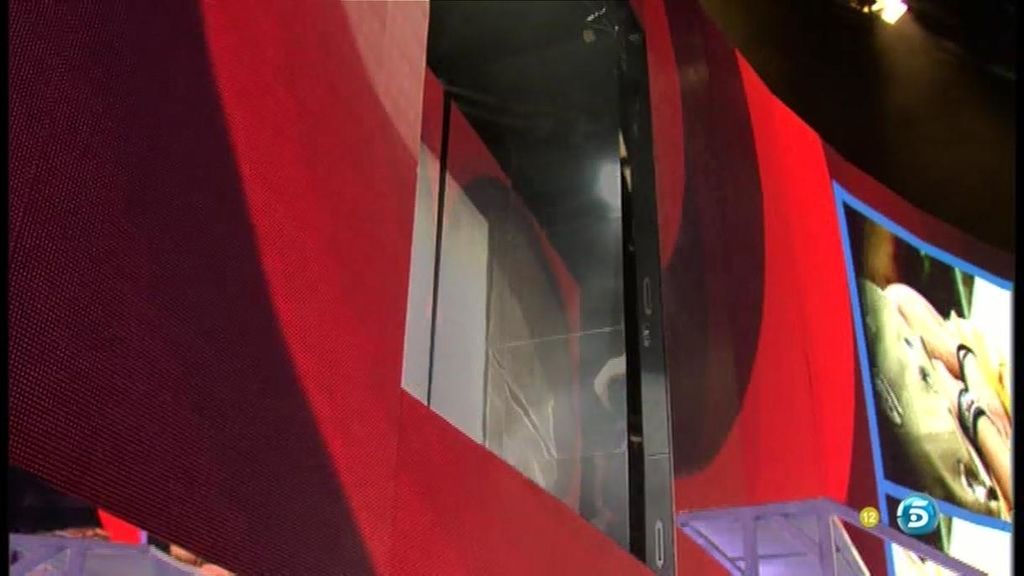 La presentadora desaloja el plató para quedarse sola con el 'pelocho'