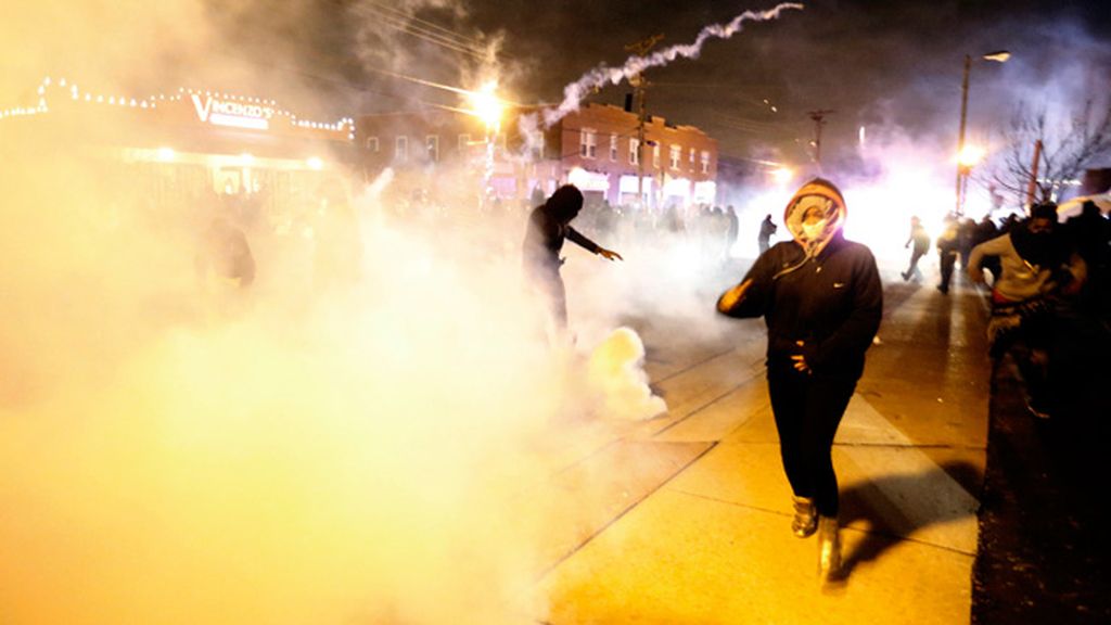 Decenas de detenidos y edificios en llamas