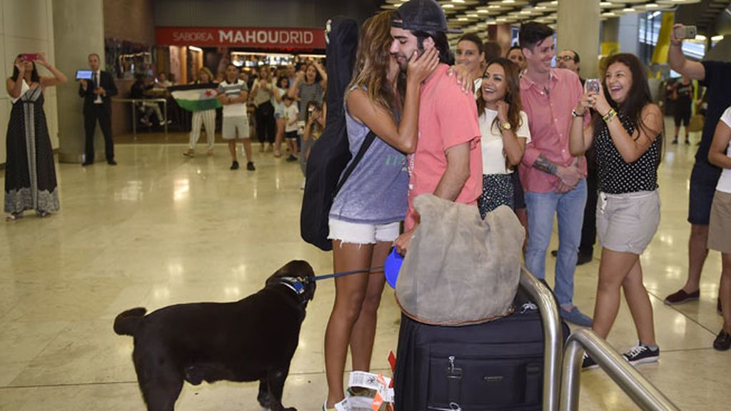 ¡Lara Álvarez vuelve a casa! Sonrisas y abrazos a su perro Choco en su bienvenida