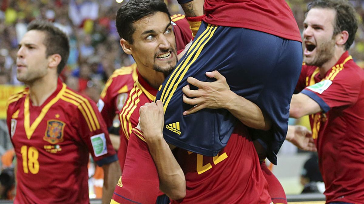 Los jugadores españoles se abrazan a Navas tras el séptimo tanto
