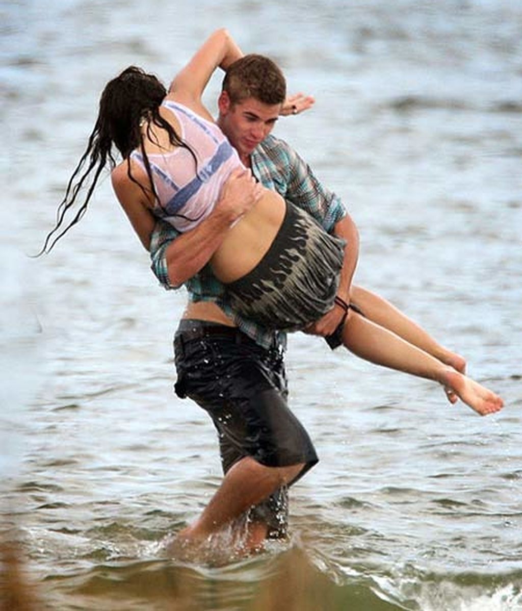 Miley Cyrus y Liam Hemsworth en una apasionada escena