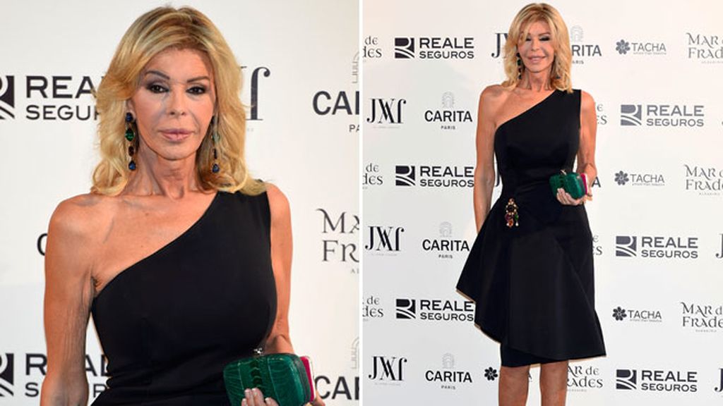 Bibiana Fernández combinó un modelo negro con un clutch verde