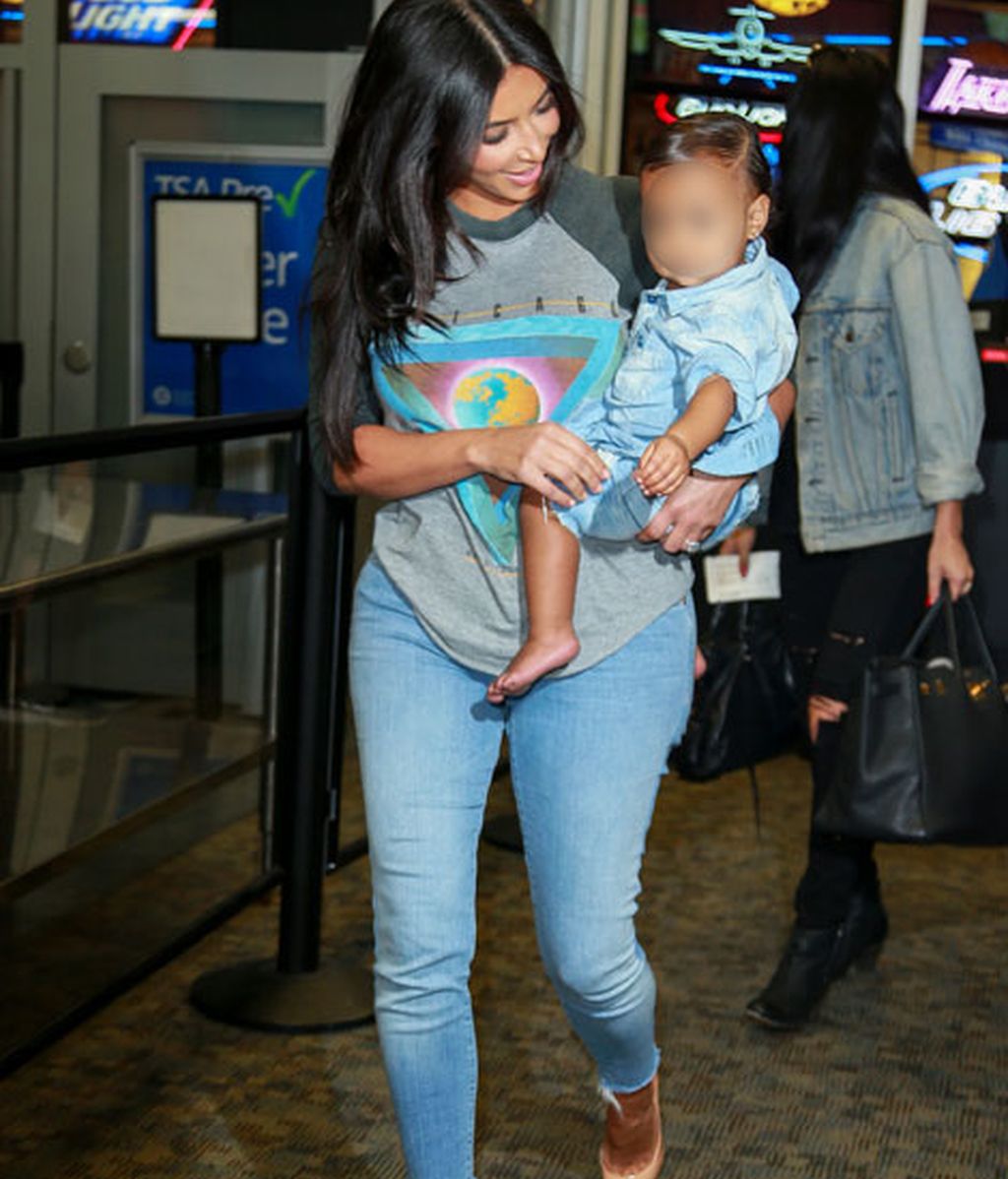 Kim Kardashian presume de hija, North West, en el aeropuerto