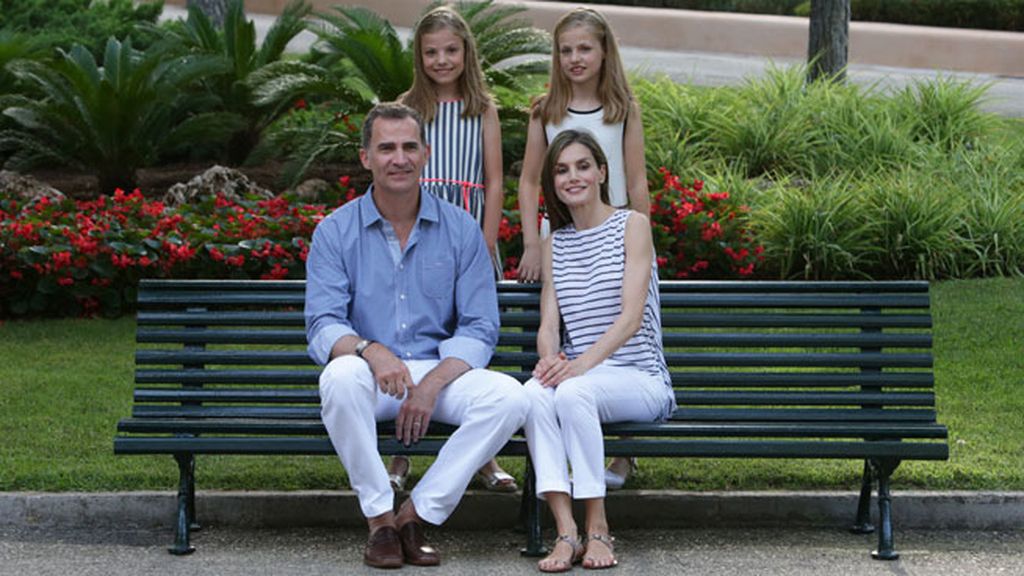 Los reyes Felipe y Letizia junto a sus hijas, la princesa Leonor y la infanta Sofía