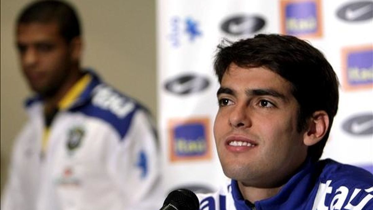 El centrocampista de la selección brasileña, Ricardo Izecson "Kaká", durante la rueda de prensa que ofreció hoy, en el hotel de la selección brasileña en Pretoria, Sudáfrica. EFE