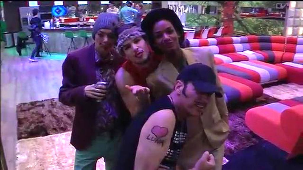 Los hombres, disfrazados de mujeres y viceversa