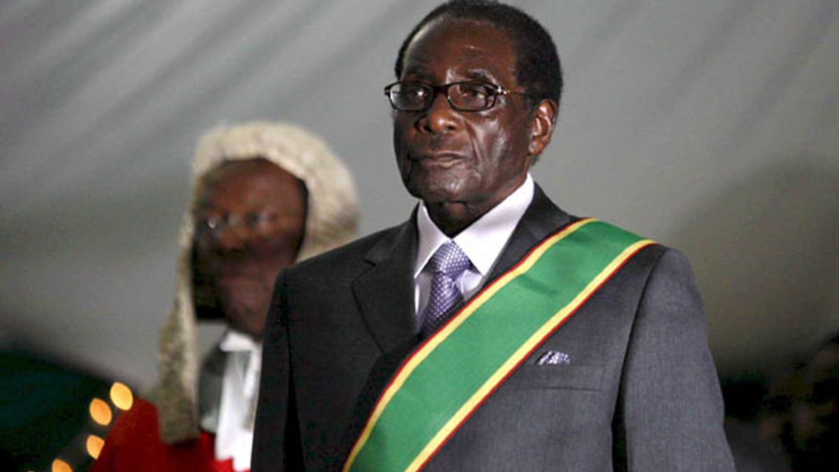 Robert Mugabe fue investido presidente en unos comicios considerados "una farsa" por la comunidad internacional.