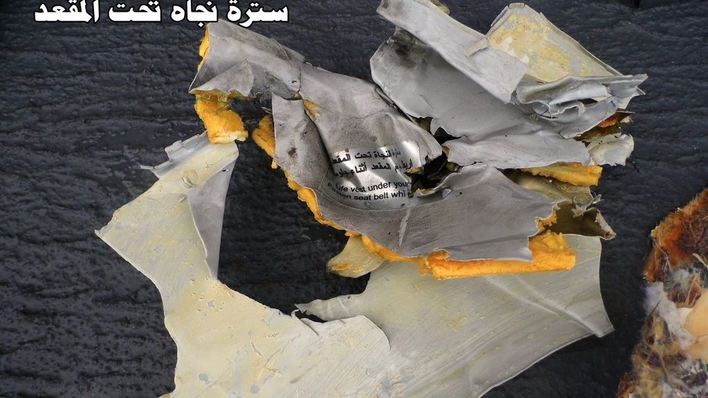 Se pueden ver restos de equipajes y fuselaje del avión