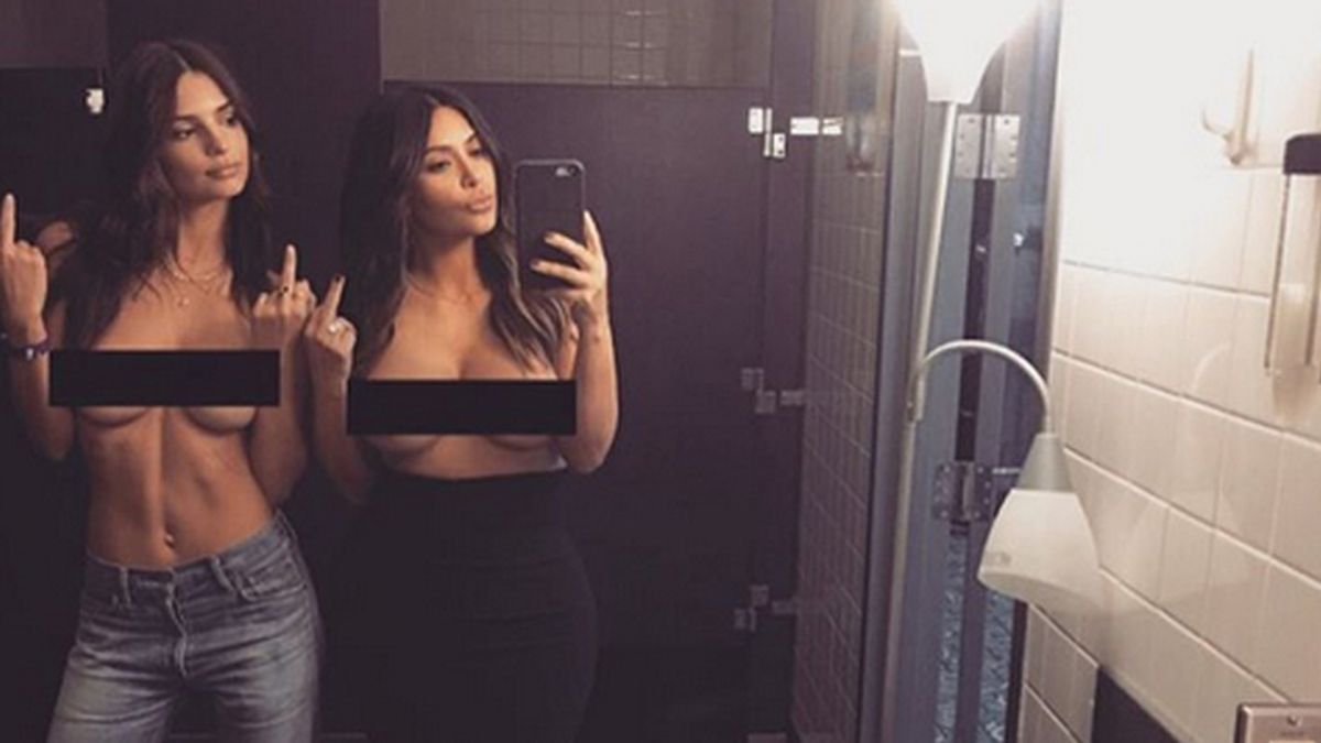 Kim Kardashian y Emily Ratajkowski comparten selfie en topless y con peineta
