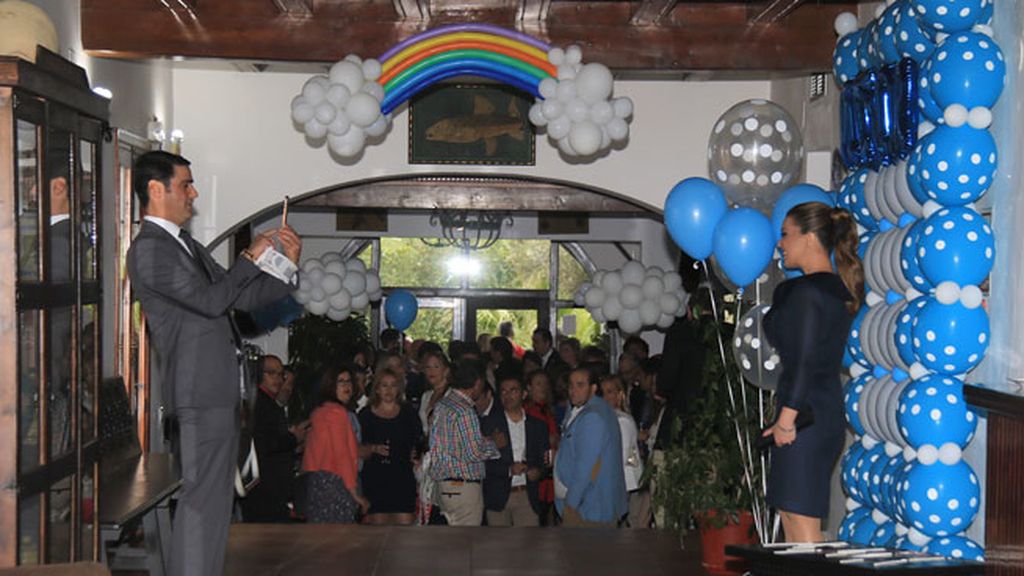 Jesulín le saca a una foto a Campanario en el 'photocall' de globos