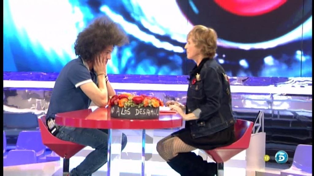 La presentadora desaloja el plató para quedarse sola con el 'pelocho'