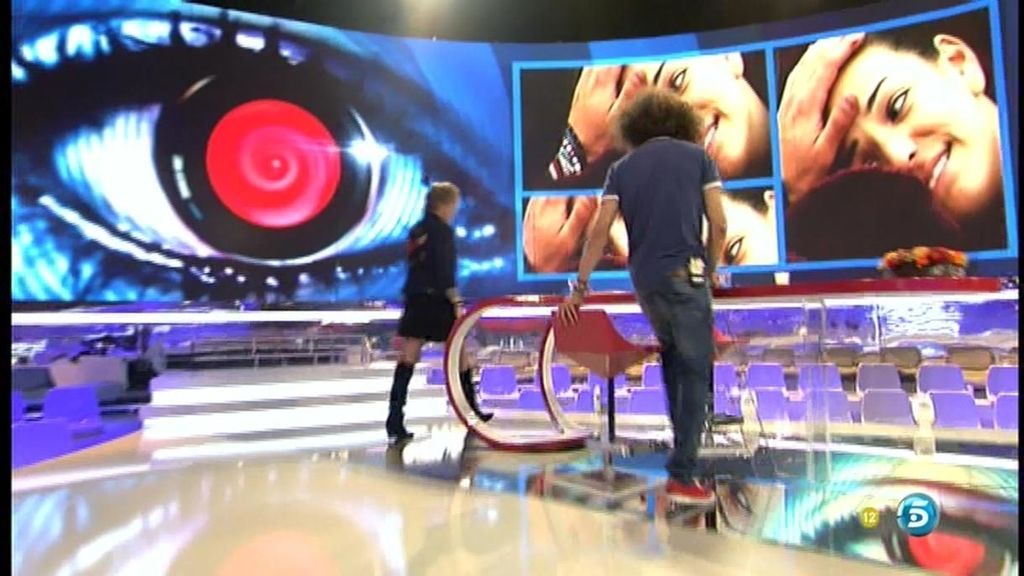 La presentadora desaloja el plató para quedarse sola con el 'pelocho'