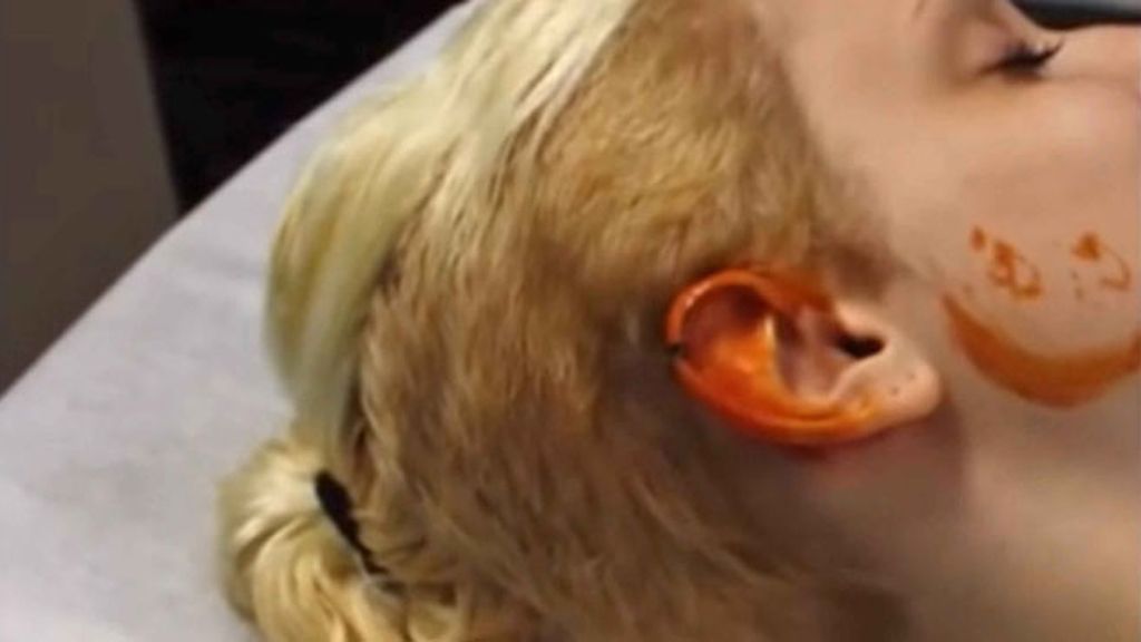 Se corta las orejas para parecer una Elfa