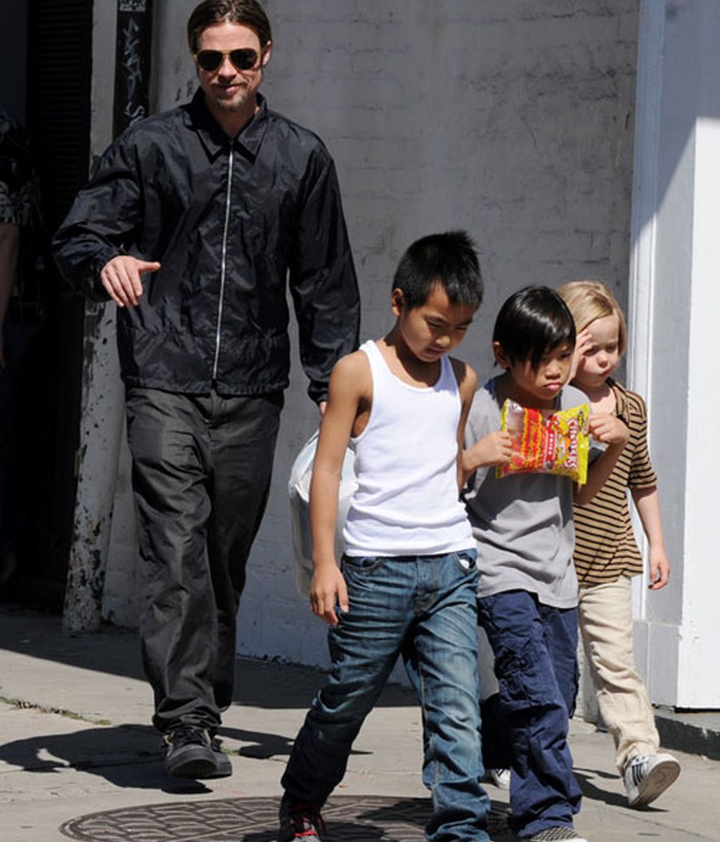 El paseo de Brad Pitt, Angelina Jolie y sus seis hijos por Nueva Orleans