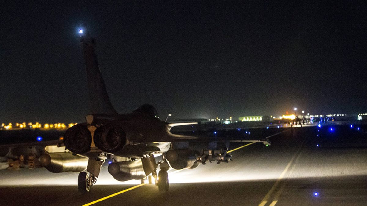 Francia bombardea Raqqa, bastión del Estado Islámico en Siria