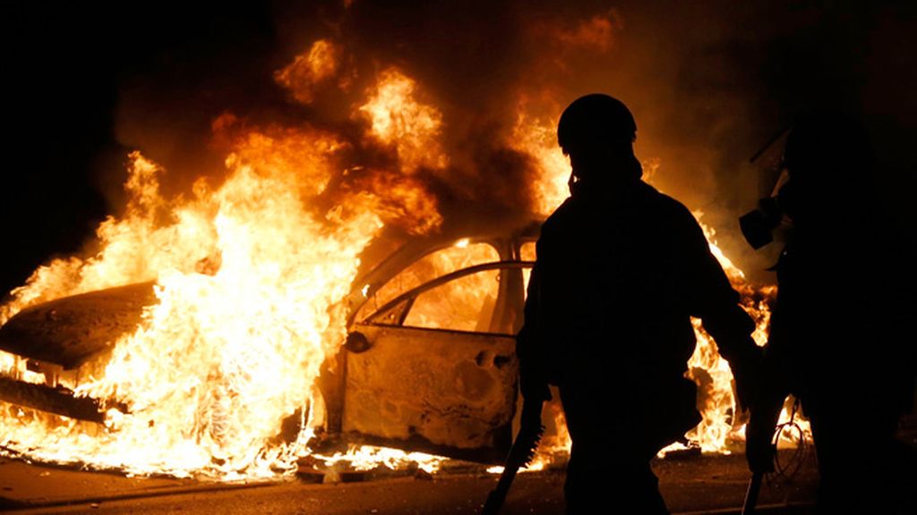 Decenas de detenidos y edificios en llamas