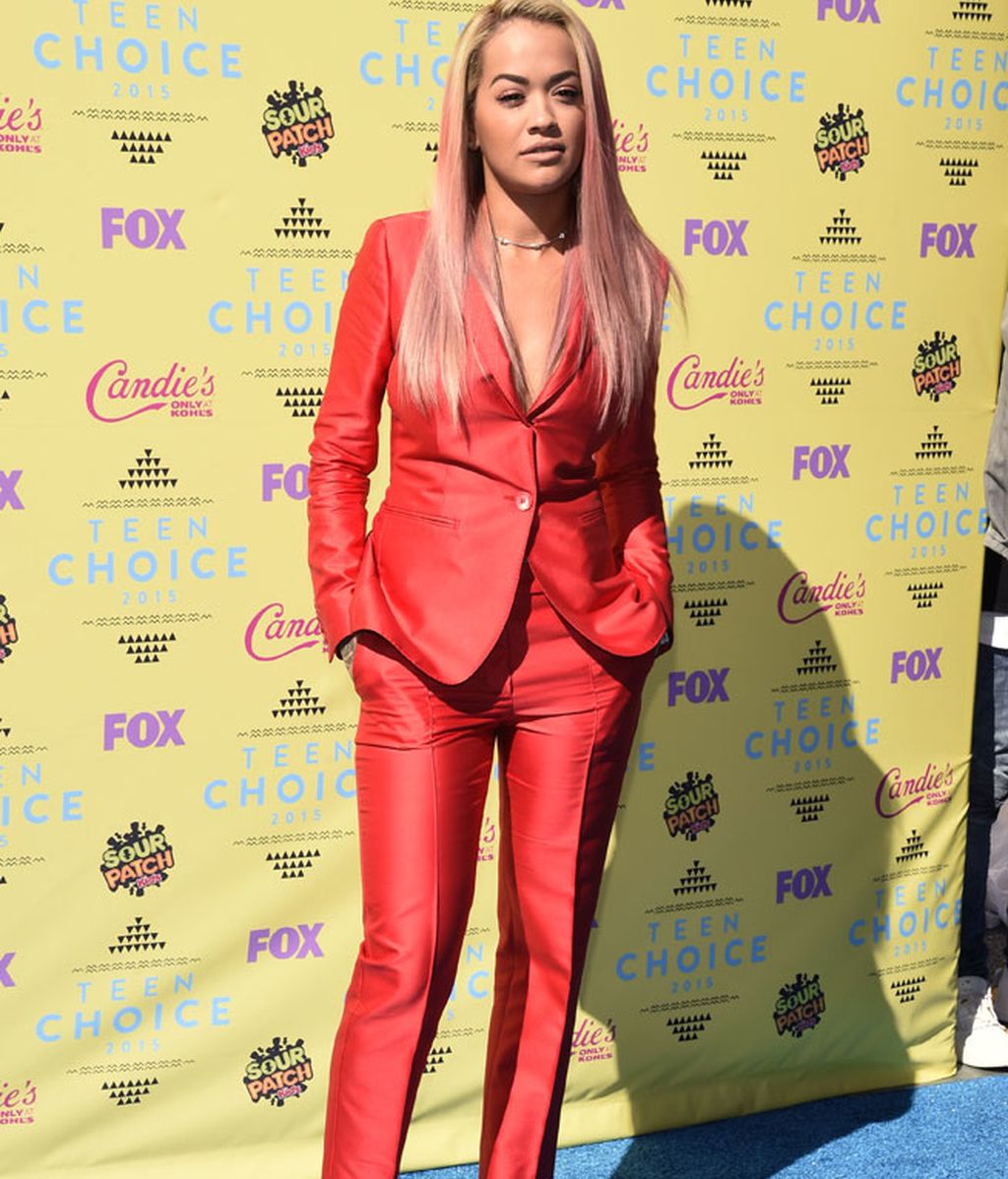 Rita Ora eligió un traje de chaqueta rojo, a juego con su pelo