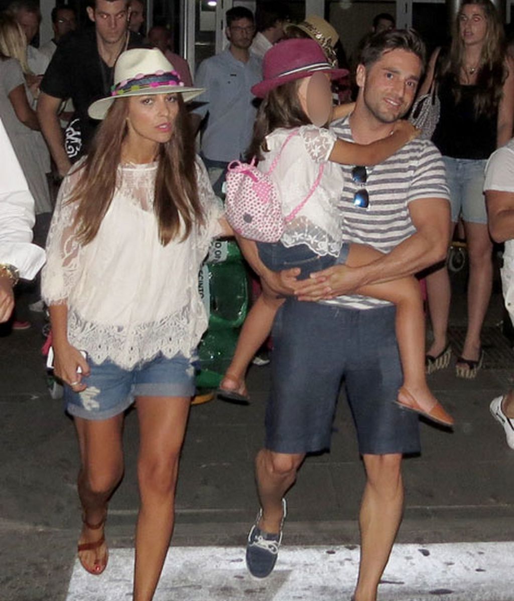 Paula y la pequeña Daniela, vestidas iguales