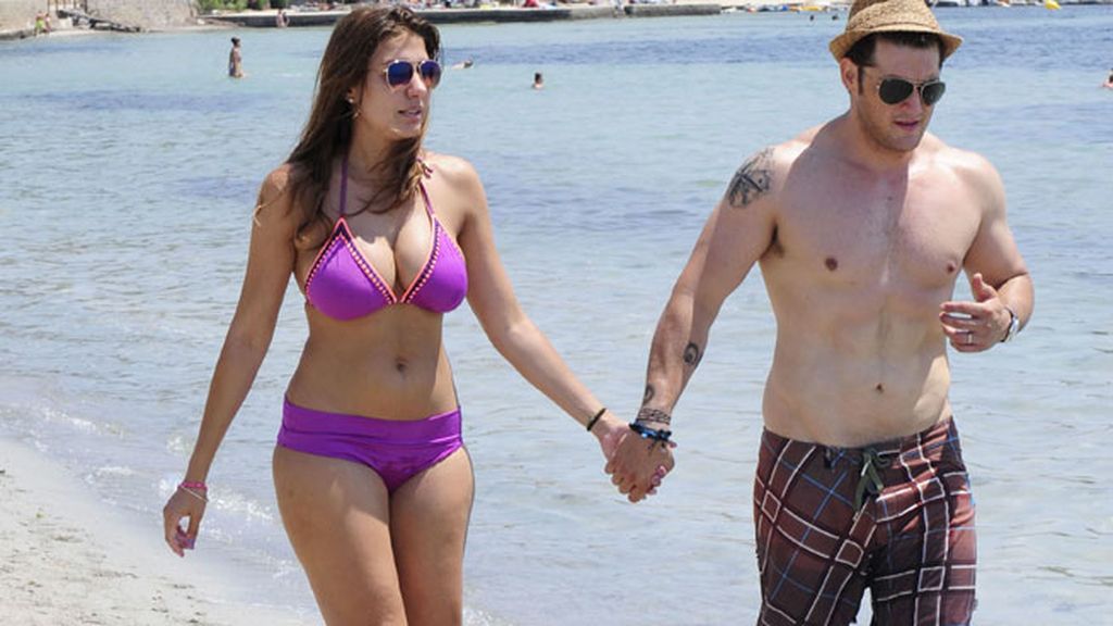 La pareja se dedicó arrumacos en el agua