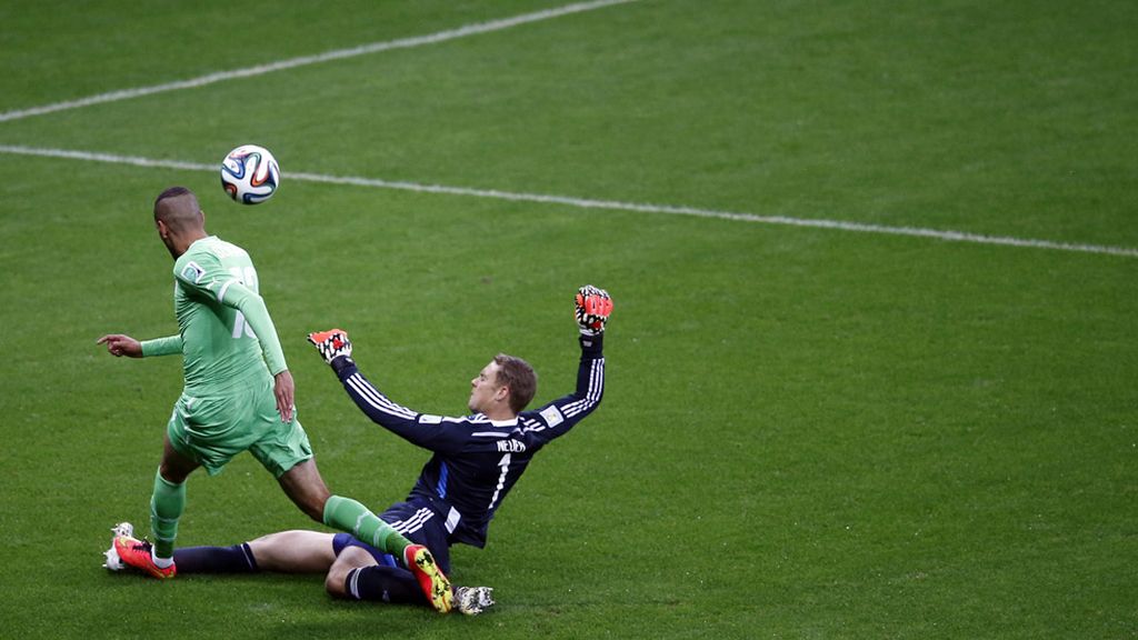 Neuer hizo una valiente salida para desbaratar una gran ocasión de Slimani