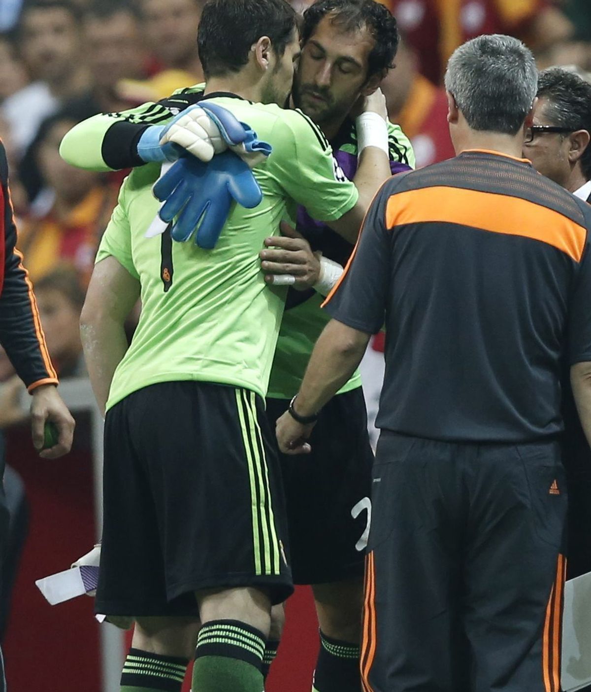 El guardameta del Real Madrid, Iker Casillas (izda), recibe el abrazo de su compañero Diego López (c), tras retirarse lesionado del primer partido del grupo B de la Liga de Campeones disputado frente al Galatasaray