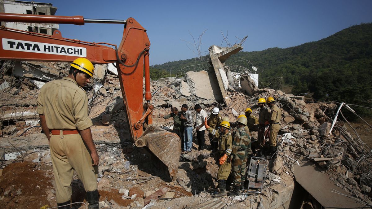 Aumentan a 14 los trabajadores muertos al derrumbarse un edificio en India