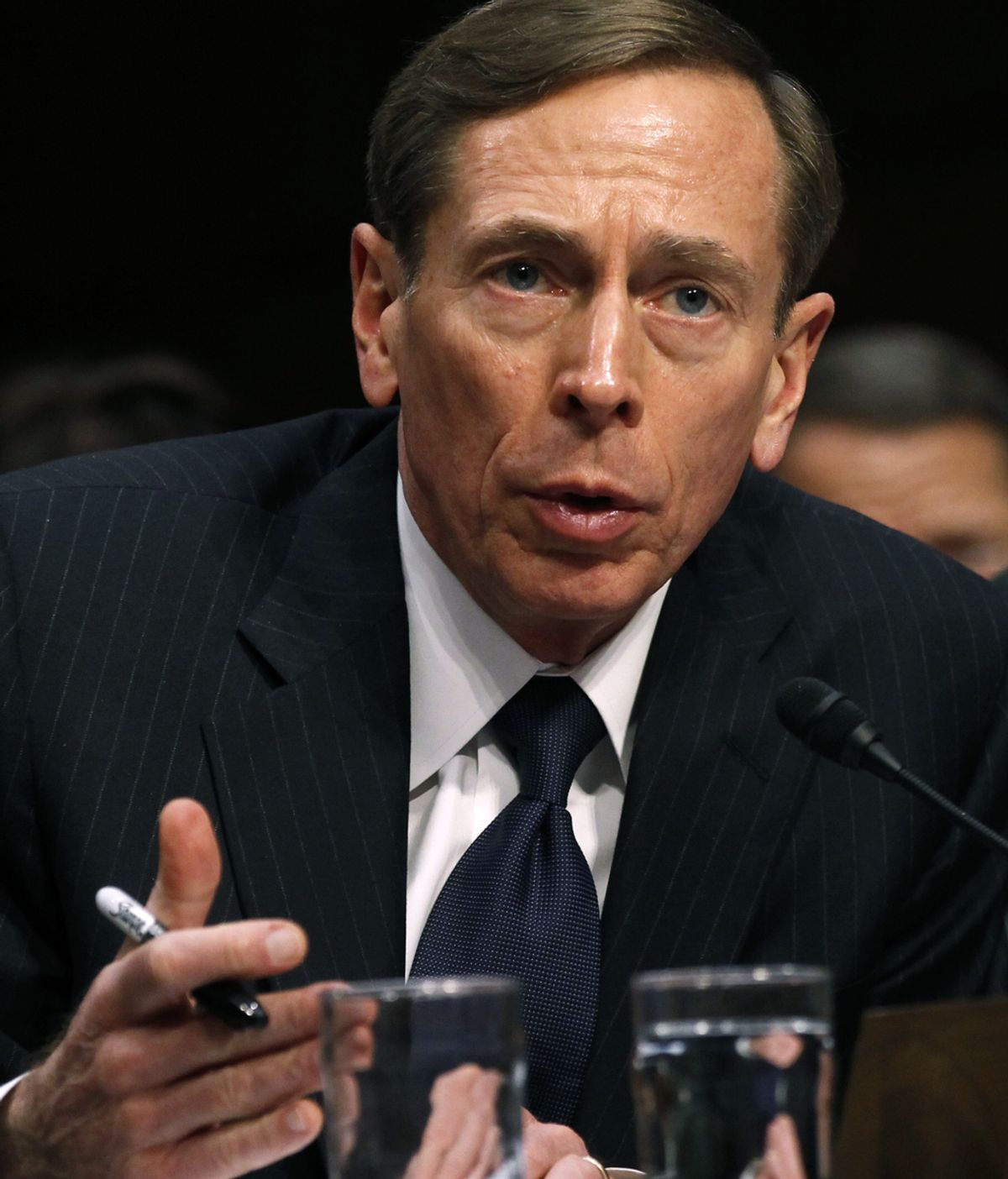 Una investigación del correo de Petraeus a cargo del FBI destapó la relación "extramatrimonial" con su biógrafa