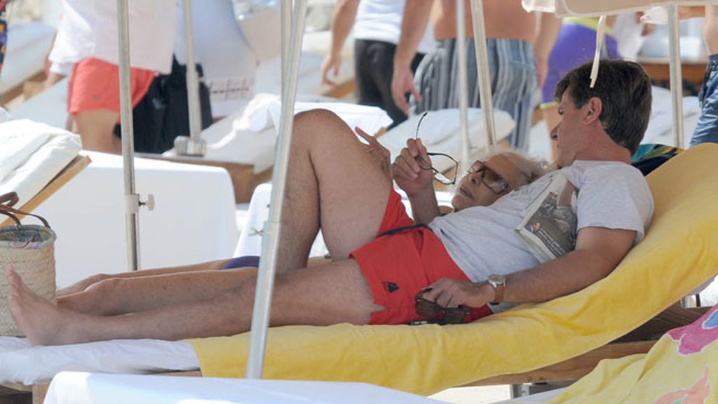 Gonzalo Miró y Cayetano, reencuentro entre excuñados en la playa de Ibiza