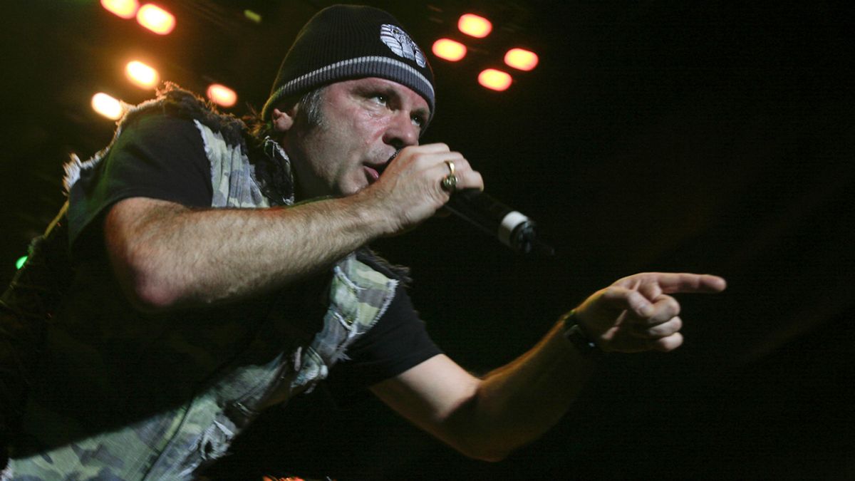 Bruce Dickinson, cantante de Iron Maiden, supera el cáncer de lengua