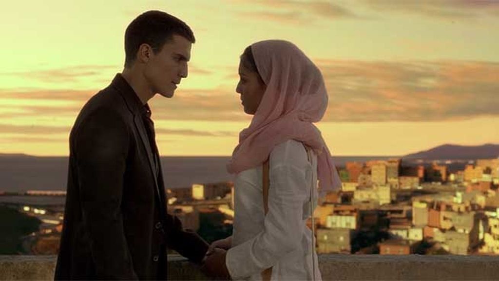 Aunque la atracción entre ambos es evidente, Fátima está prometida