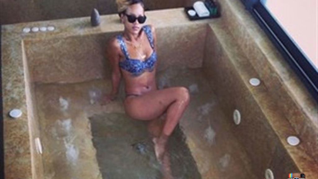 Rihanna jacuzzi