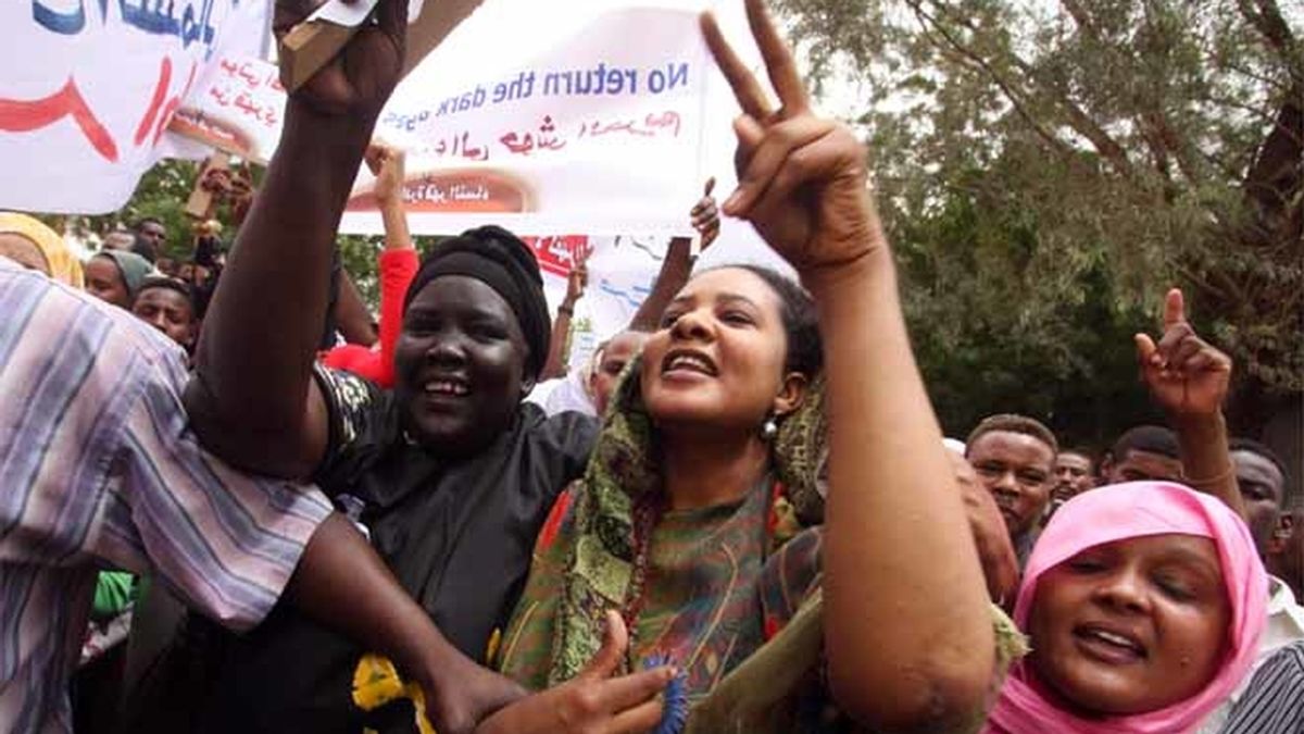 Mujeres sudanesas se manifiestan a favor de la periodista Labna Ahmed Husein