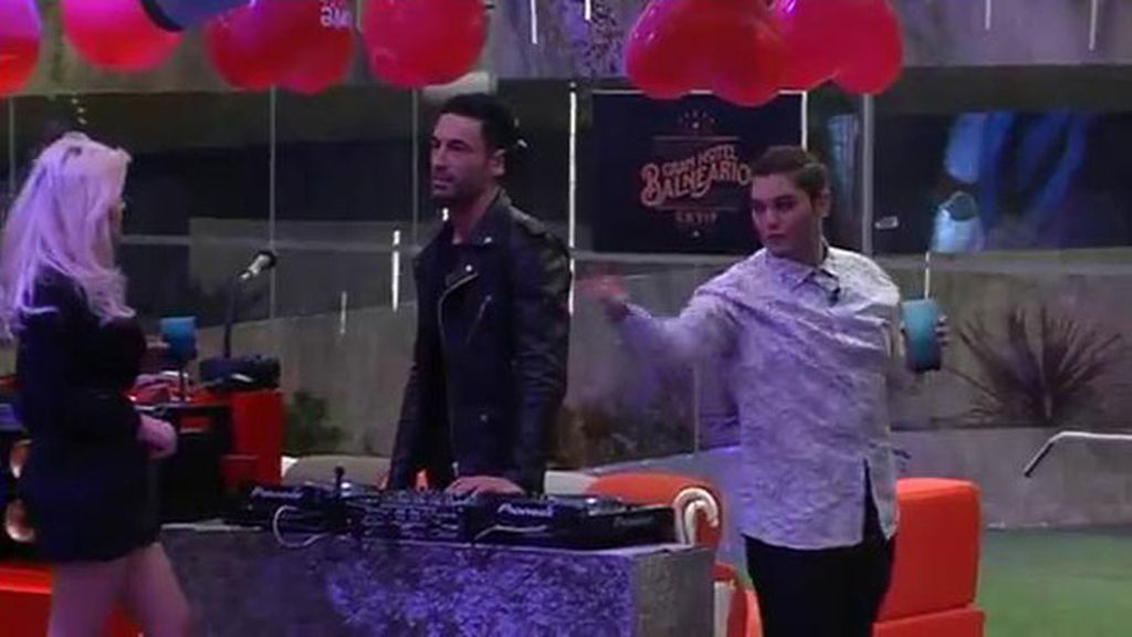 El amigo de Isa Pantoja se ha desmelenado