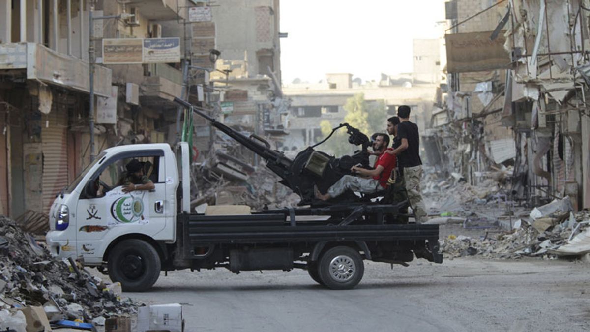 Rebeldes sirios con armamento antiaéreos