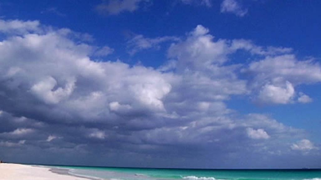 Agua turquesa y arena blanca y rosada