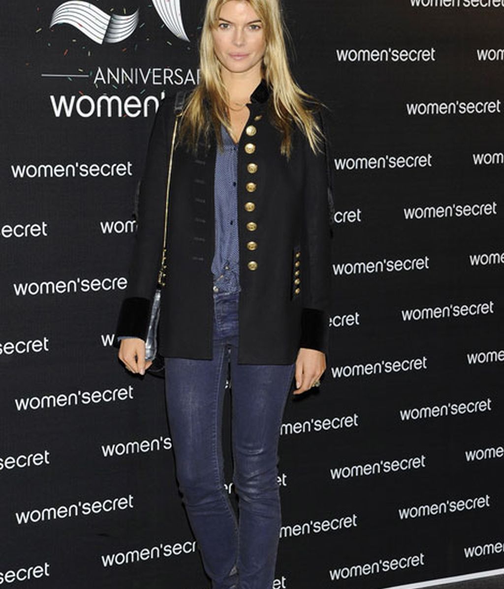 Cristina Tosio llevó una chaqueta de corte militar