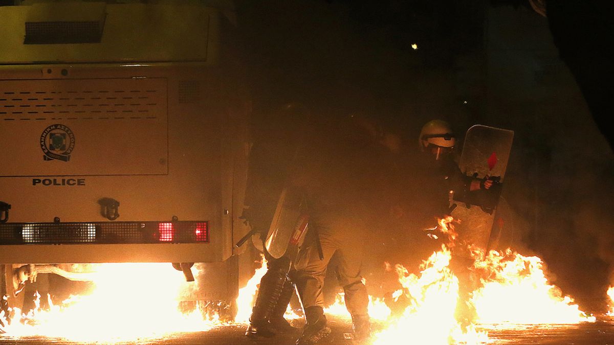 Fuertes enfrentamientos en Atenas en el aniversario de la muerte de un joven por la Policía