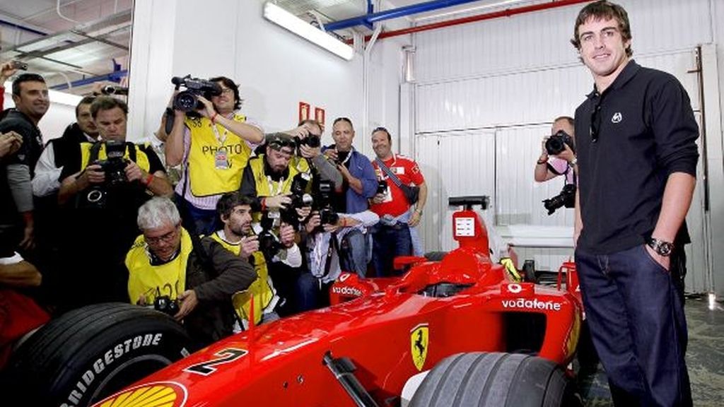 Fernando Alonso acude a su primer acto con Ferrari